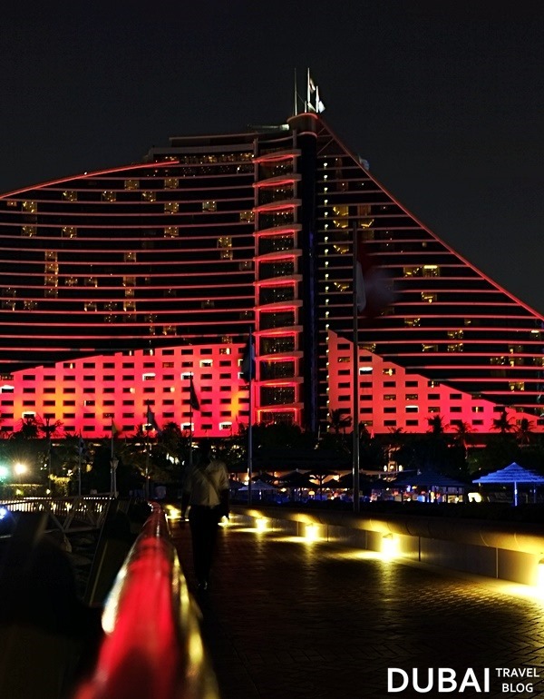 jumierah beach hotel red