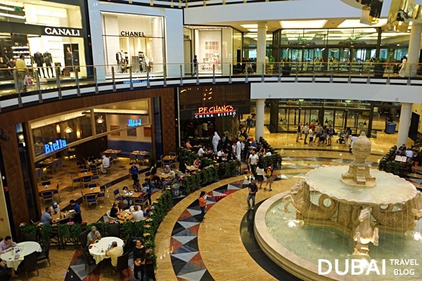 water fountain Mall of the Emirates