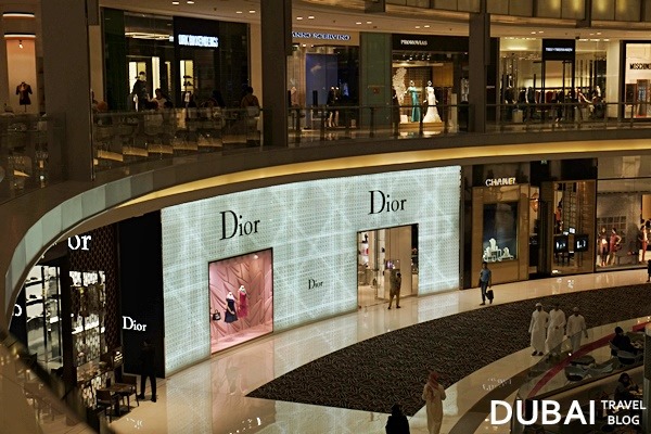 Foto de Dubai Mall Fashion Avenue Luxury Shopping Center in the