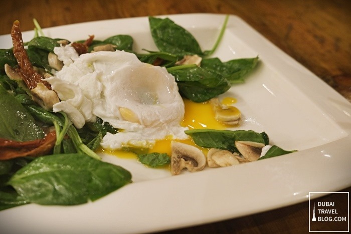 spinach salad with egg and sundried tomatoes