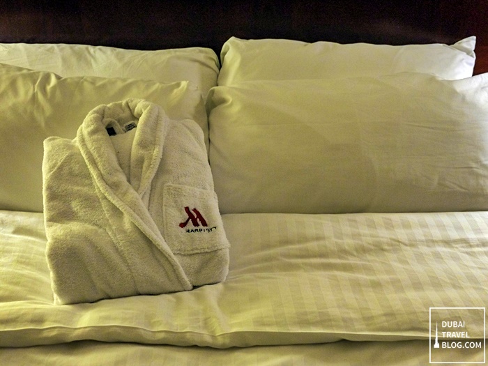 marriott hotel pillows and bed