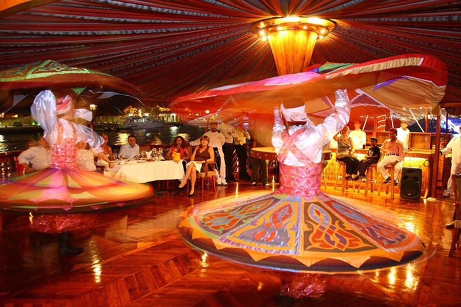 Rustar Floating Restaurant Dance