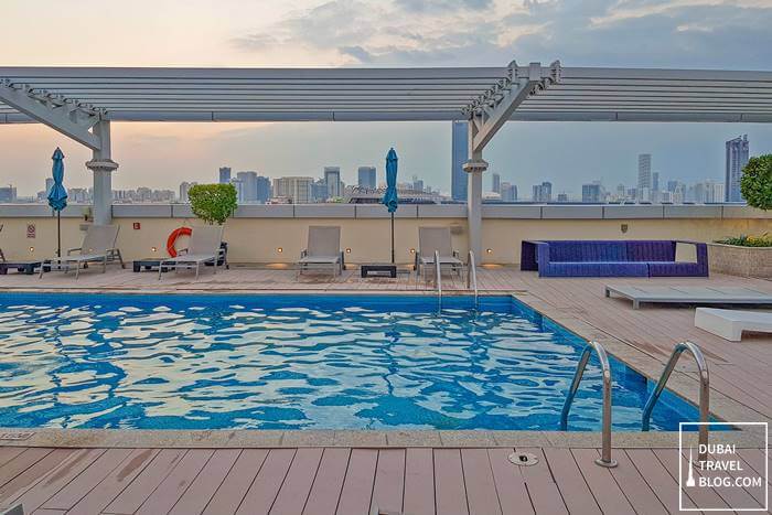 park inn radisson dubai motor city piscine