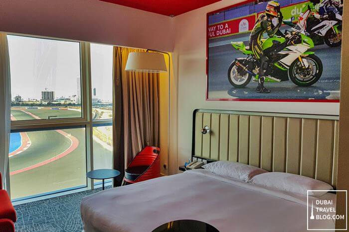 chambre avec vue sur l'hippodrome de l'autodrome park inn dubai