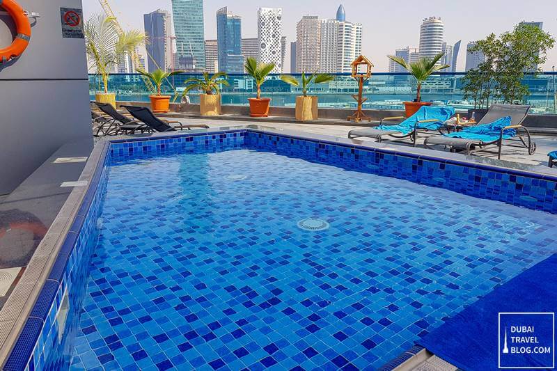 radisson blu dubai waterfront pool