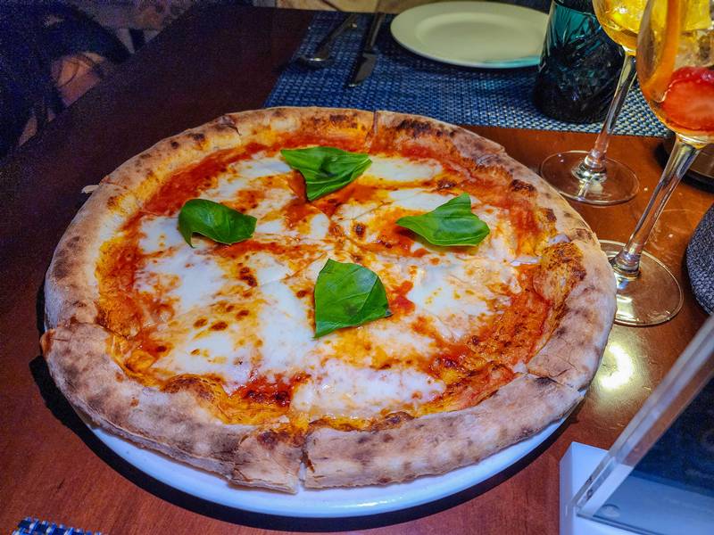 pizza margarita vivaldi dubai